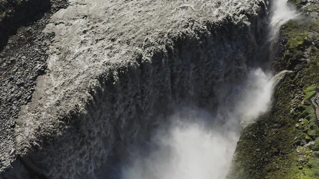 Csacada islandesa m&aacute;s caudalosa llamada Detifoss, al norte de la isla desde punto de vista a&eacute;reo en 4k.