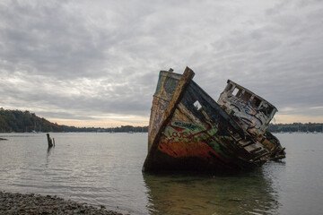 Carcasse d'un vieux bateau de pêche rouillé abandonné et échoué sur le rivage. épave dans un...