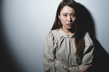 クールな女性ポートレート