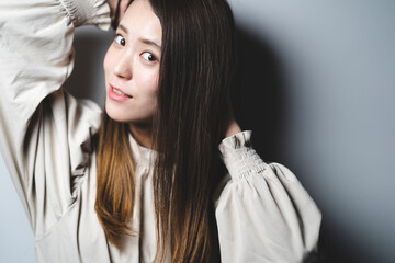 クールな女性ポートレート