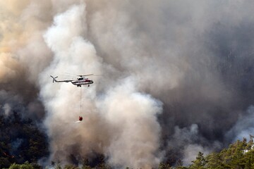 The helicopter is in smoke.A helicopter extinguishes a fire in the forest.
Forest fire in the resort village of Ichmeler.
