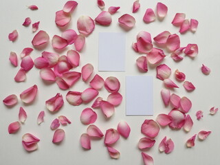 Mockup Visitenkarte Rosenblütenblätter pink
