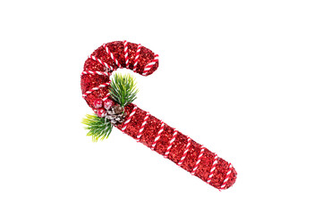 Rote Zuckerstange mit Tannenzweig als Weihnachtsdekoration vor einem weißen Hintergrund