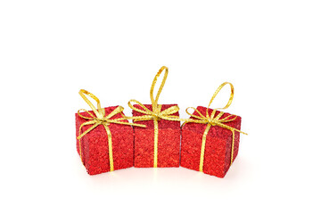 Drei rote Weihnachtspackerln mit einer Schleife vor einem weißen Hintergrund