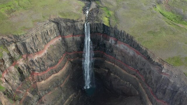 Hengifoss cascada islandesa. Situada al este de la isla sobre un sandwitch de terru&ntilde;os rojos a vista de drone.