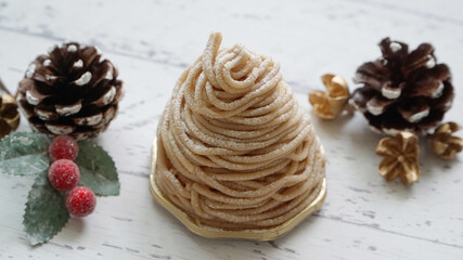モンブランケーキとクリスマスの装飾