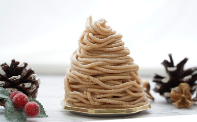 モンブランケーキとクリスマスの装飾