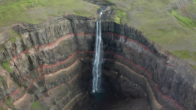 Hengifoss cascada islandesa. Situada al este de la isla sobre un sandwitch de terru&ntilde;os rojos a vista de drone.