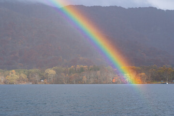 雨上がりの湖畔に現れた虹〜十和田湖