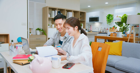 Obraz premium couple discuss finances at home
