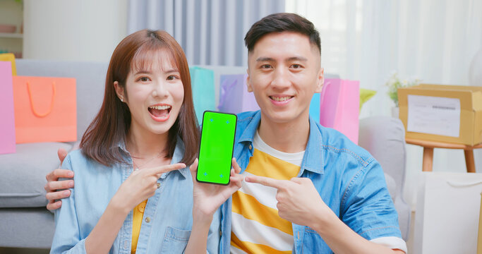 couple shows green screen mobile