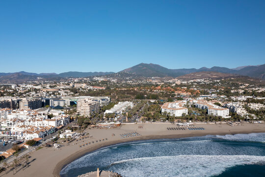 Fototapeta vista de la playa de Banús en un día azul, Marbella