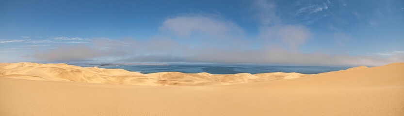 Fototapeta na wymiar Desert meets the ocean