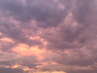 Cielo nuboso al atardecer