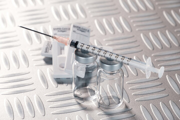 Testen und Impfen: Impfstoff / Spritze und Corona-Schnelltest (Rapid Antigen Test) COVID-19...