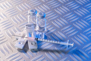 Impfen und Testen: Impfstoff / Spritze / Corona-Schnelltest (Rapid Antigen Test) COVID-19...