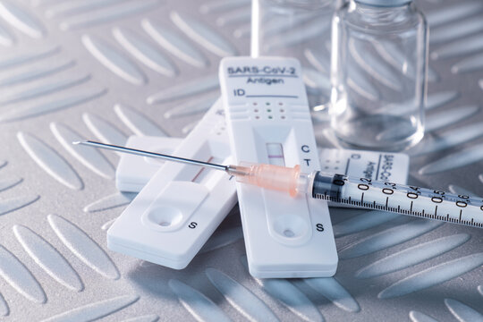 Impfen und Testen: Spritze / Impfung und Corona-Schnelltest (Rapid Antigen Test) COVID-19 (2019-nCoV - coronavirus / SARS-CoV-2 virus / viral disease)