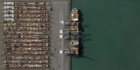 Fotobehang Rotterdam Port Shipping Schepen en containers in Rotterdam, Nederland © contributor_aerial