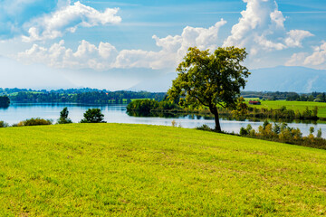 Obraz premium Blick von Norden über den Riegsee in Oberbayern