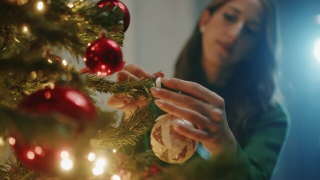 Ragazza italiana appende palline per albero di Natale