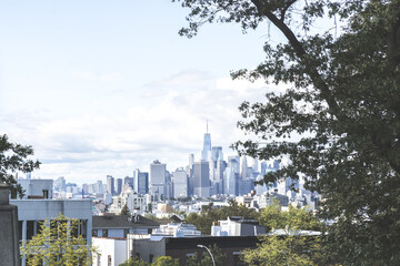 View of Manhattan skyline seen from Greenwood Cemetery in Brooklyn. - obrazy, fototapety, plakaty