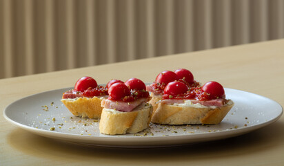 Small sandwich with cherry tomatoes, ham and cream
