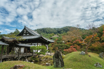 秋の京都、高台寺の庭園と開山堂、観月台が見える風景