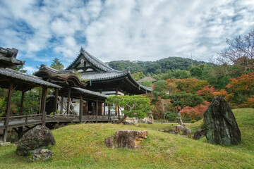 Fototapeta na wymiar 秋の京都、高台寺の庭園と開山堂、観月台が見える風景
