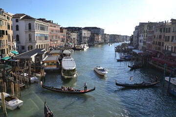 Fototapeta na wymiar canal em Veneza, Italia, com céu azul