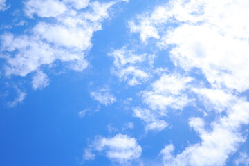 Naklejka na ściany i meble 綺麗な青空と白い雲