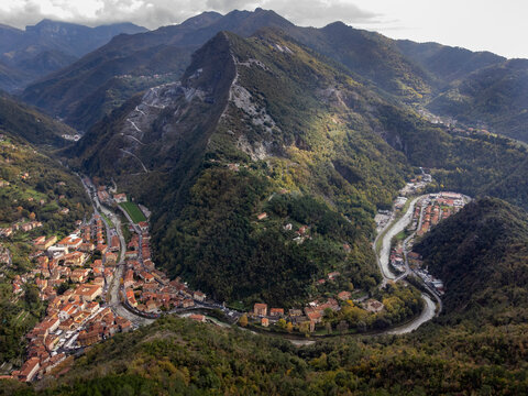 Veduta aerea della citt&agrave; di Seravezza e della sua valle immersa tra le Alpi Apuane