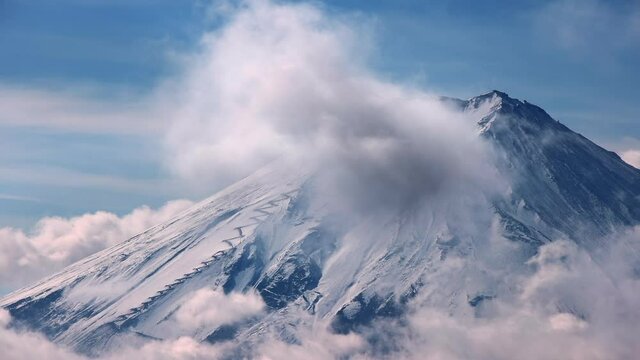 富士山と風に流れる白い雲