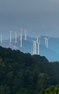 Aerogeneradores, Parque E&oacute;lico en las monta&ntilde;as de la comarca del Priorat: para transformar la energ&iacute;a cin&eacute;tica del viento en energ&iacute;a el&eacute;ctrica. Tarragona, Espa&ntilde;a