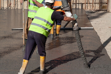 Costruzione del pavimento in cemento armato