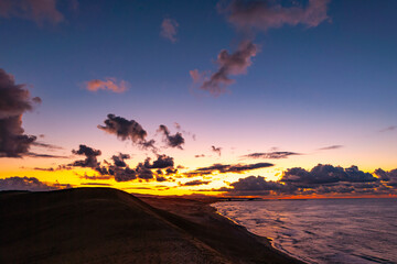 夕陽の鳥取砂丘