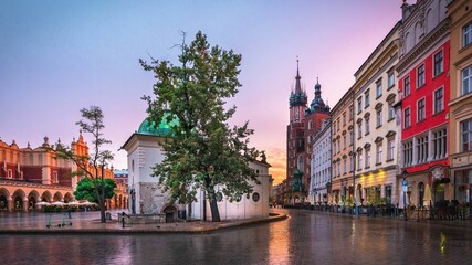 Fototapeta na wymiar Rynek Główny w Krakowie z Kosciołem Mariacki, o wschodzie słońca
