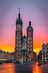 Rynek Główny w Krakowie z Kosciołem Mariacki, o wschodzie słońca