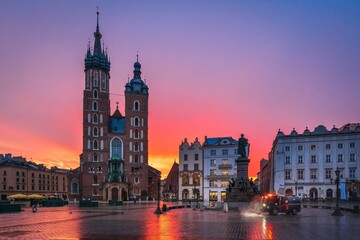 Rynek Główny w Krakowie z Kosciołem Mariacki, o wschodzie słońca - obrazy, fototapety, plakaty