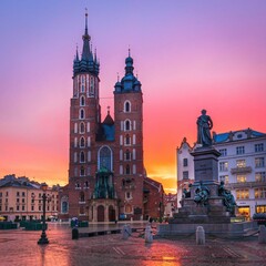 Naklejka na ściany i meble Rynek Główny w Krakowie z Kosciołem Mariacki, o wschodzie słońca