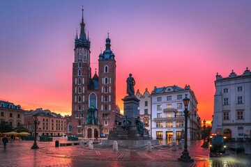 Fototapeta premium Rynek Główny w Krakowie z Kosciołem Mariacki, o wschodzie słońca