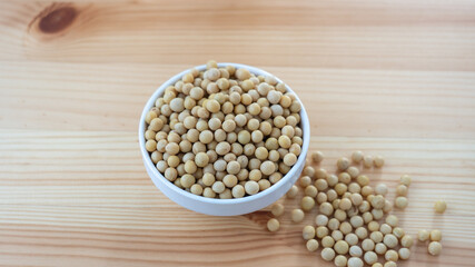 こぼれる生の大豆。