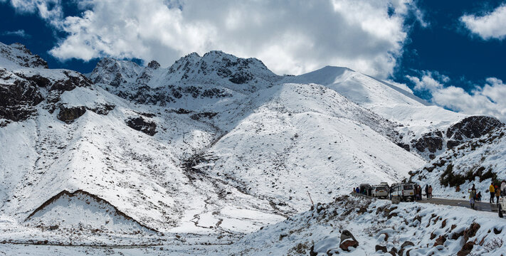 Yume Samdong or Zero point is the last motorable high mountain pass road located in the upper Himalayas, 4kms away from the Indo-China border.