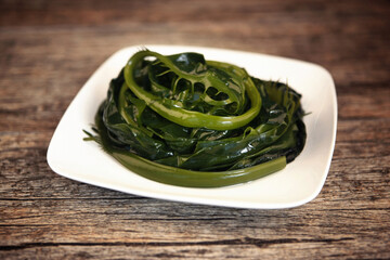 신선한 해초 미역과 미역줄기
