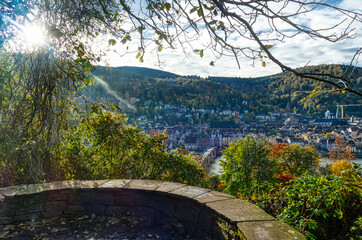 Blick von einem Aussichtspunkt auf das historische Heidelberg und den Neckar