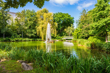 Idyllischer Stadtpark mit Wasserfontäne in Baden-Baden