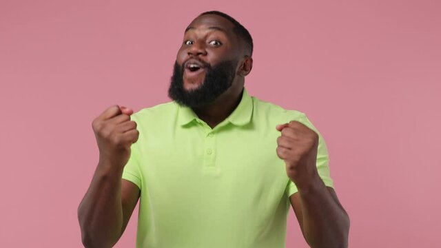 Young african american man 20s wears green t-shirt countdown 1 2 3 one two three go celebrate win scream rejoices do winner hands gesture isolated on plain pastel light pink background studio portrait