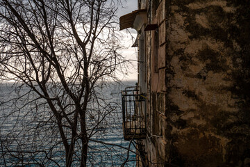 Detalle de un balcón sobre el mar en la Costa Amalfitana, región del Lazio, sur de Italia