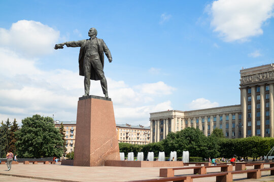 Monument of Vladimir Lenin on Moscow Square in front of the House of Soviets, summer sunny day, side view - Saint Petersburg, Russia, June 2021