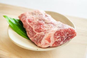 塩麴に漬けた豚肩ロースのブロック