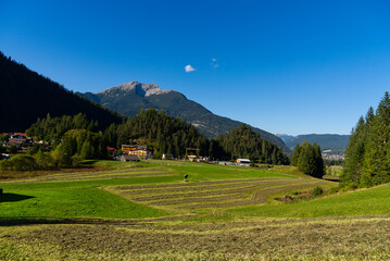 Biberwier, Tirol, Ortsbild, Dorf, Österreich, Landschaft, Berg, Alpen, Natur, Felsen, Wald, Himmel, blau, sonnig, Bauwerk, Architektur, Urlaub, anreisen, Tourismus, Wiese, Gras, grün, Feld, Ackerbau, 